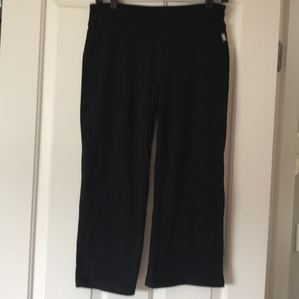 Black yoga pants.